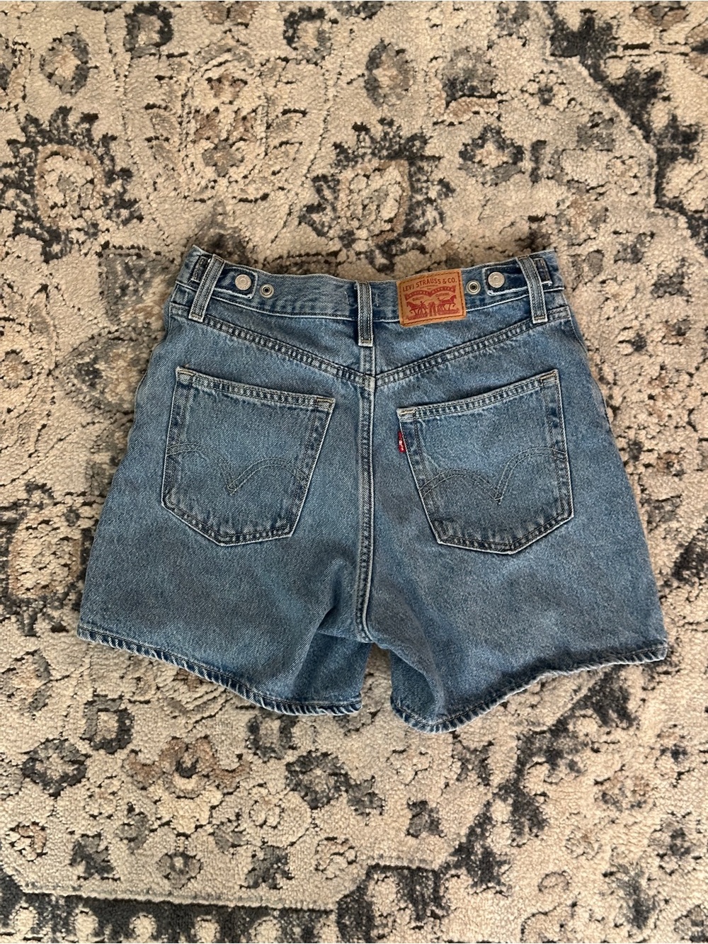 Levi's Cinched Mid-Thigh Shorts 27 - Picture 2 of 6